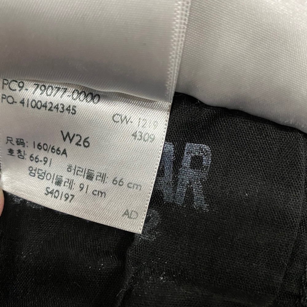 LEVI’S EXPOSED BUTTON MOM JEANS - Picture 11 of 13
